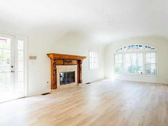 2nd image of 134 S Larchmont Blvd