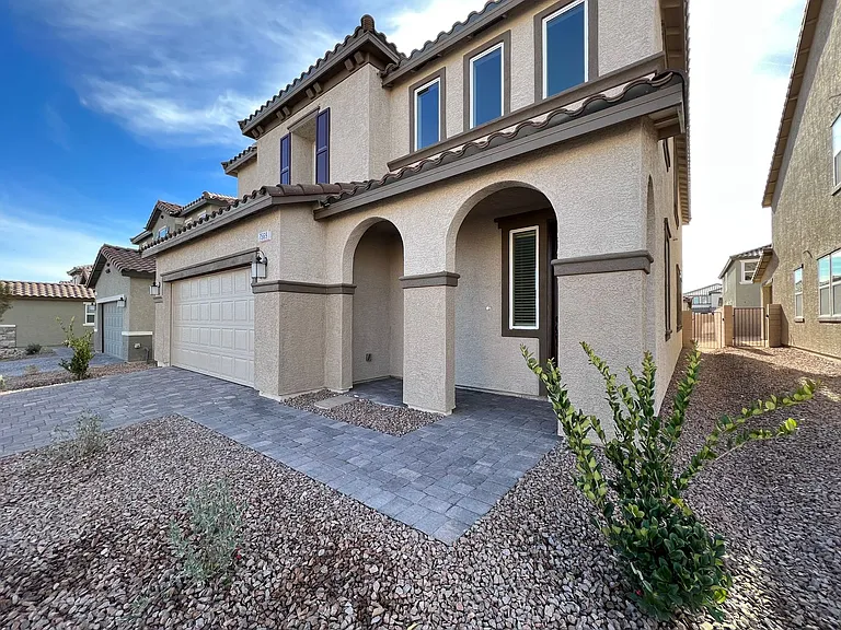 7569 W Mistral Ave — Photo 2