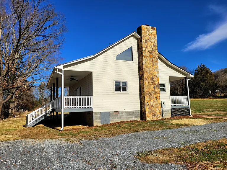 109 Carey Ln — Photo 2