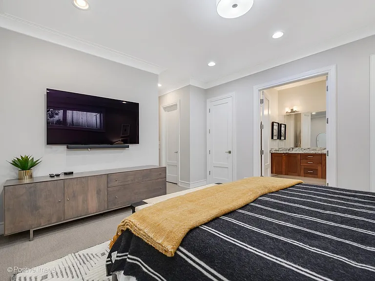 1046 W Altgeld St #1N — Photo 17