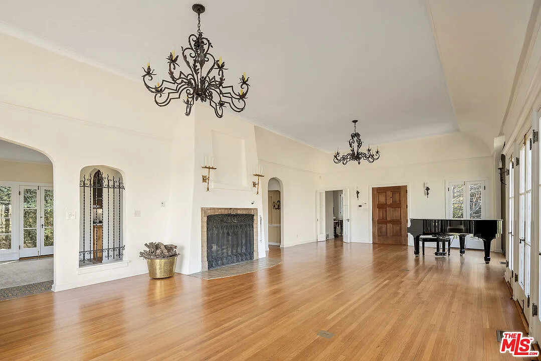5 bed, 4.0 bath, 3700 sqft, $15,000 — Photo 2