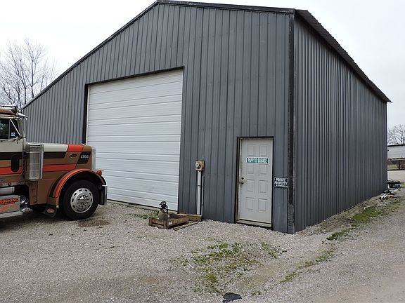5th image of 1011 Highway 2202