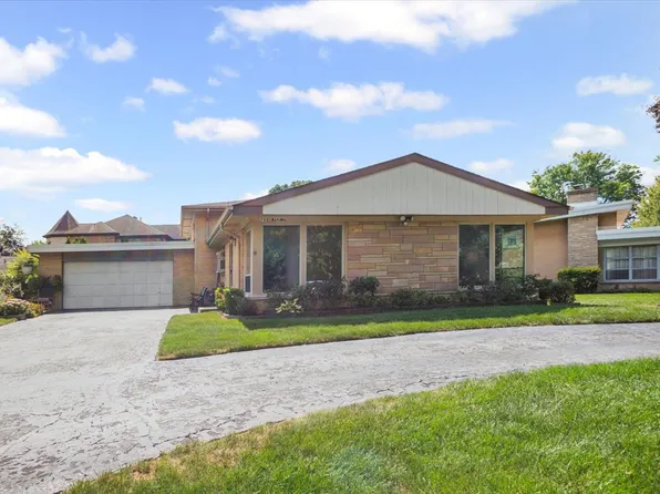 703 W Manawa Trl, Mount Prospect, IL 60056