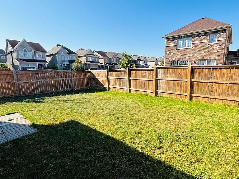 676 Baldwin Cres — Photo 23
