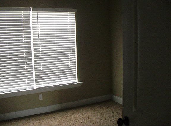 5th image of 818 Brighton Ct