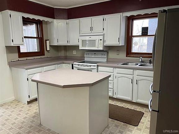 3rd image of 418 N Lowell St
