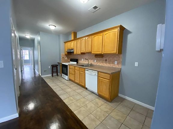 4th image of 39 Rose Ave #1