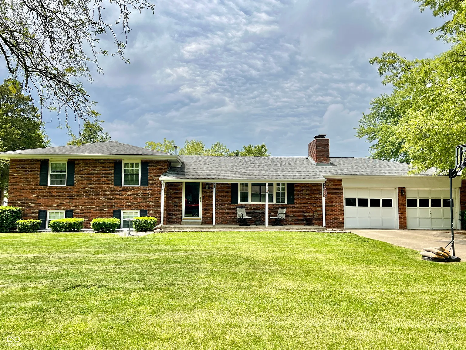 1579 Crest Dr photo 1