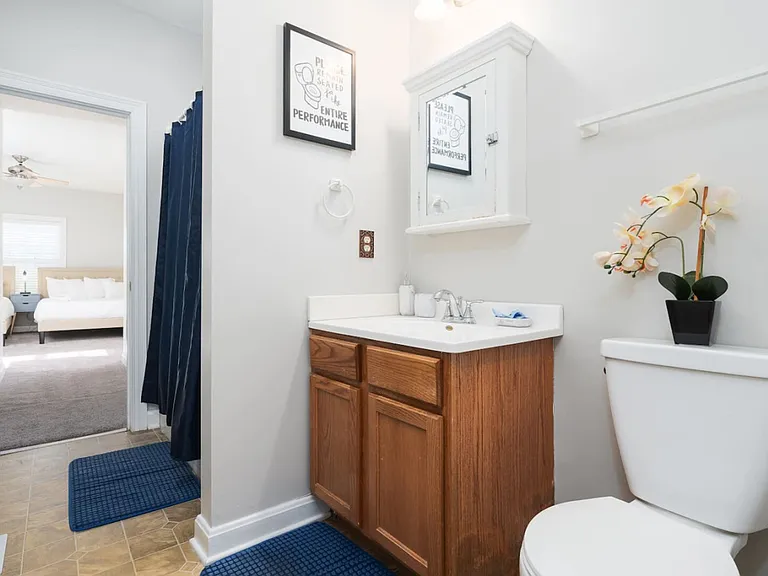 N Sheffield Ave — Photo 14