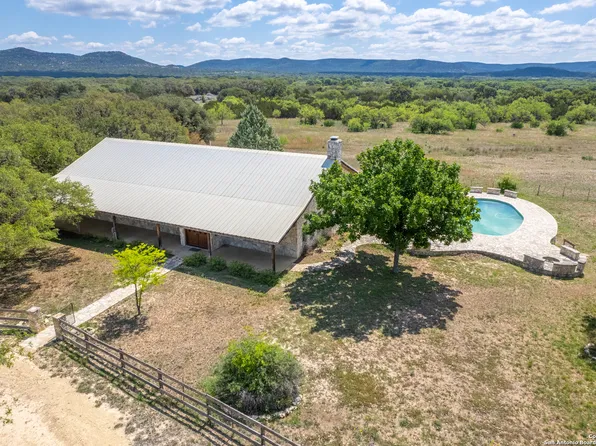 1420 N LITTLE CREEK RD, Utopia, TX 78884