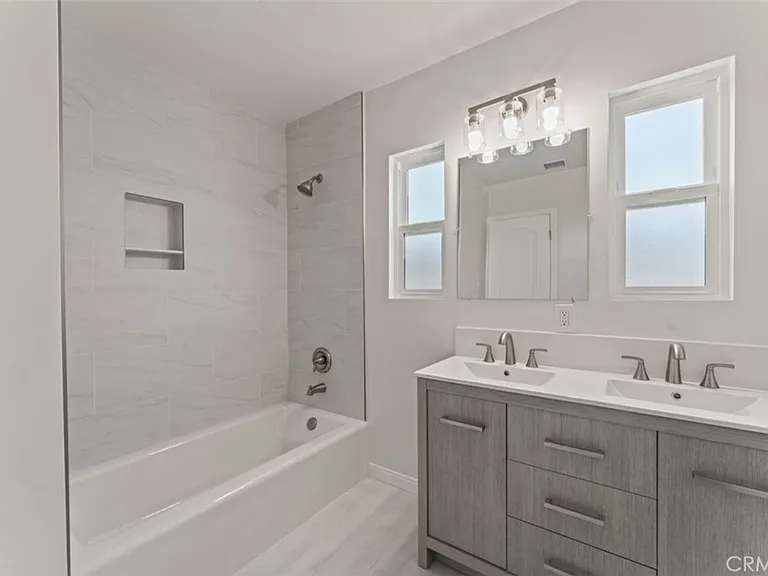 14722 Strathern St — Photo 11