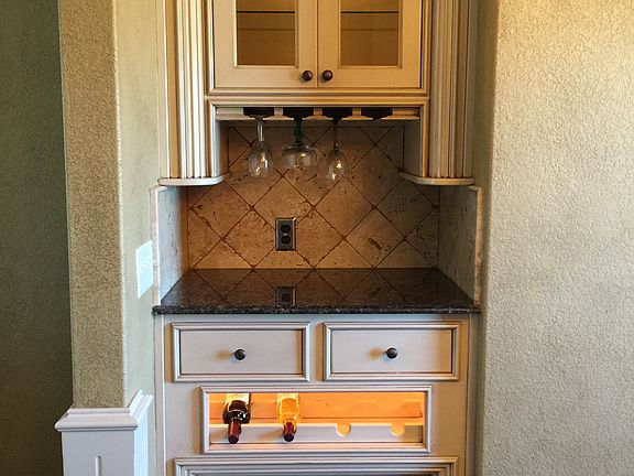 Built in bar-dining area