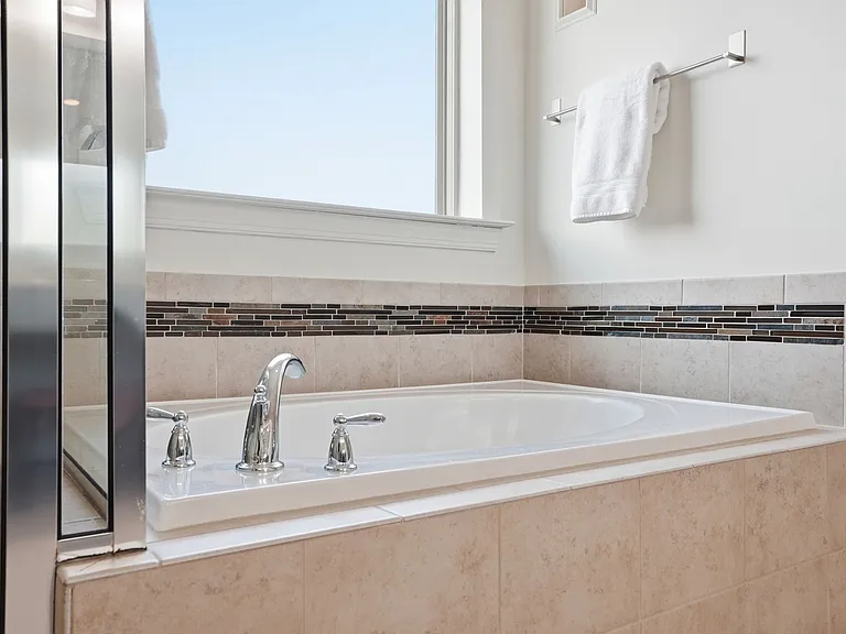 Soak-in tub
