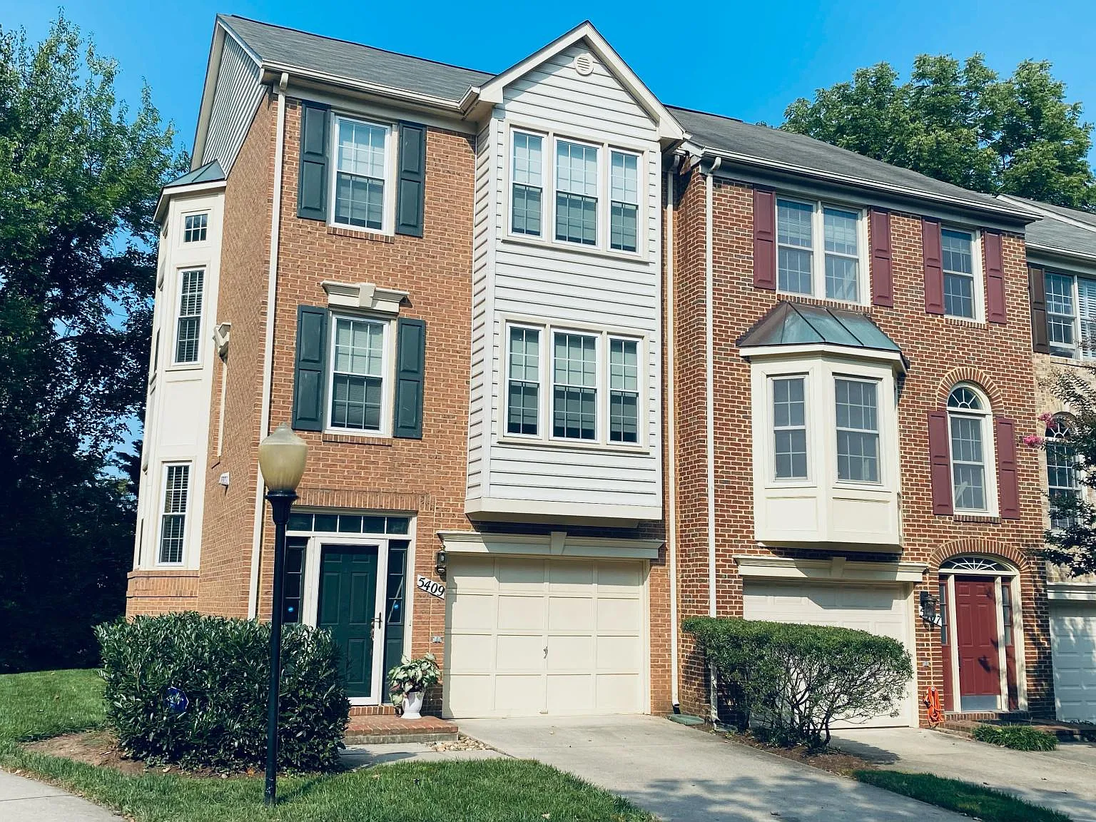 3 bed, 3.5 bath, 2160 sqft, $4,200 — Photo 1