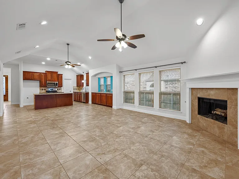 905 Foxtail Dr — Photo 3