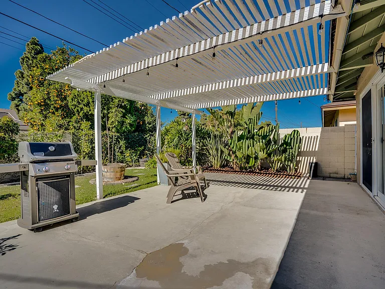 15221 Nottingham Ln — Photo 31