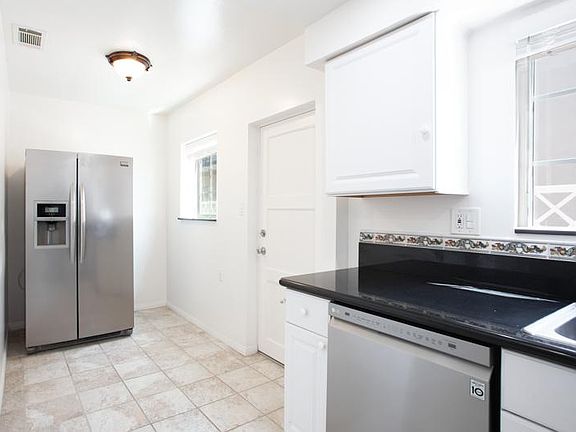 3rd image of 1809 Huntington Dr