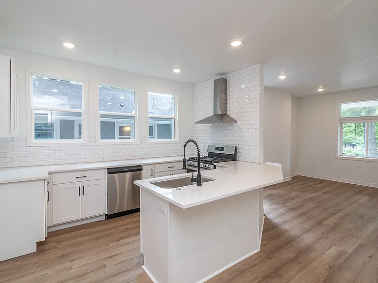2328 Saint James Ave #1 — Photo 7