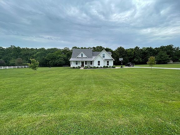 Front house - Full yard view