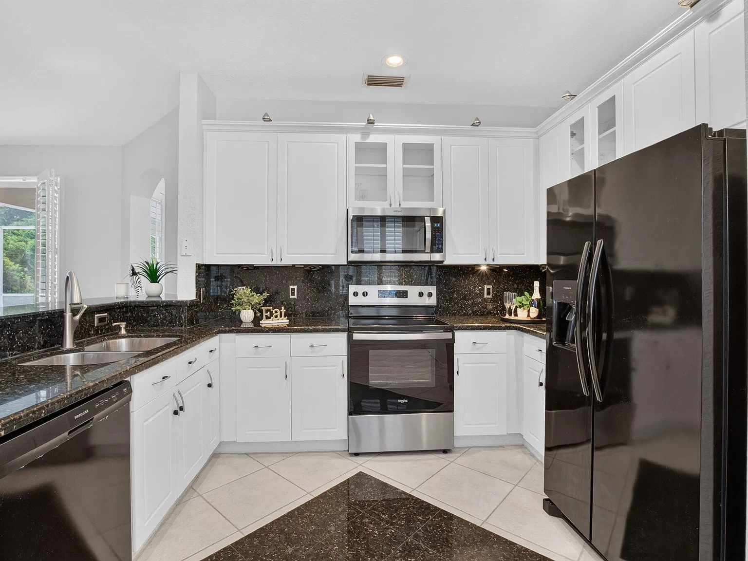 5 bed, 3.5 bath, 3035 sqft, $6,100 — Photo 2