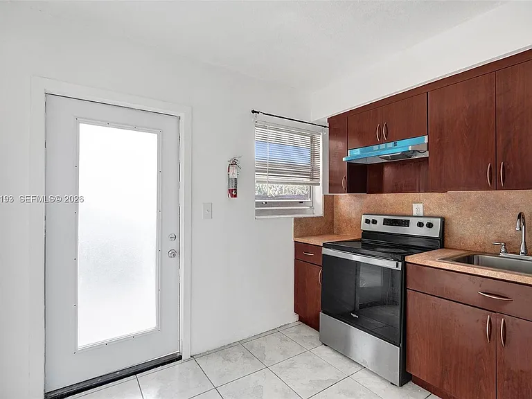 29 SW 8th Ave #1 — Photo 4