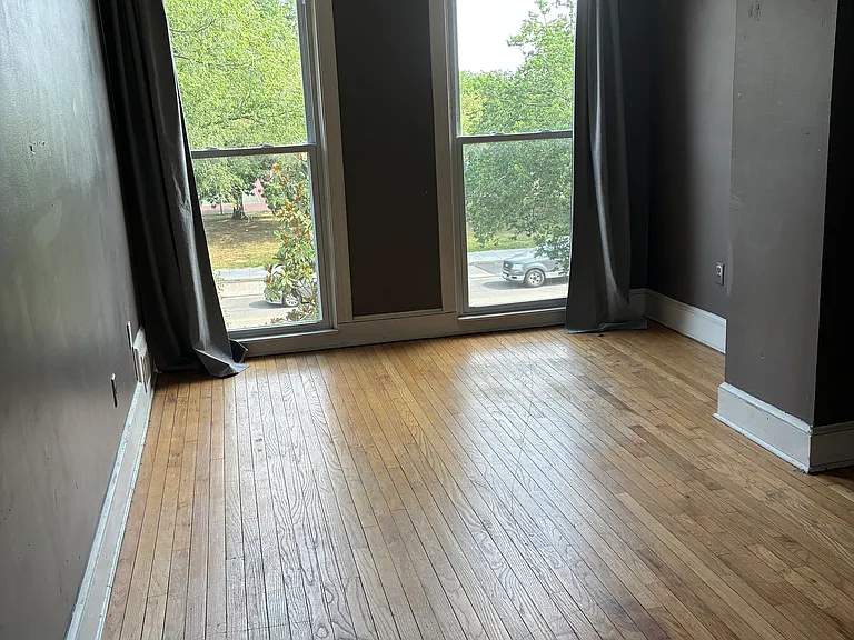 **ROOM FOR RENT**