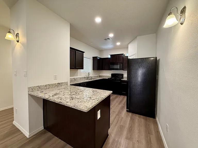 267 San Clemente Ave NW — Photo 5