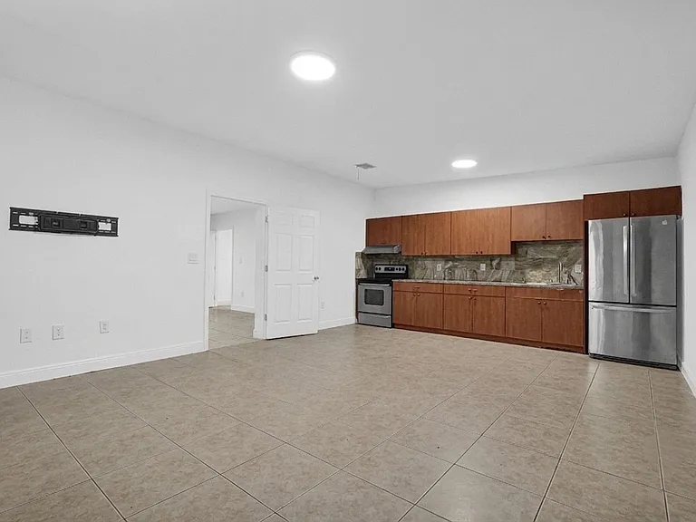 14500 NE 2nd Ave #1 — Photo 3