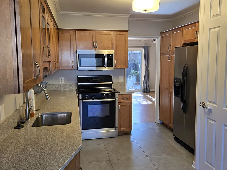 1348 Northgate Sq — Photo 7