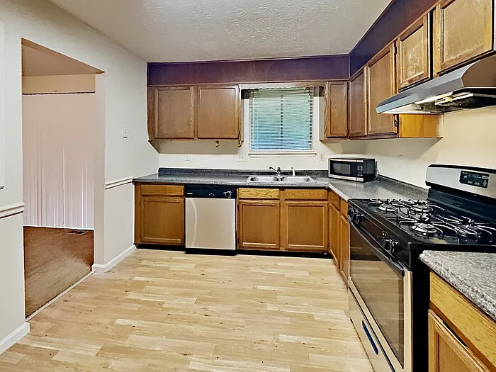 5 bed, 2.0 bath, 1887 sqft, $1,795 — Photo 2