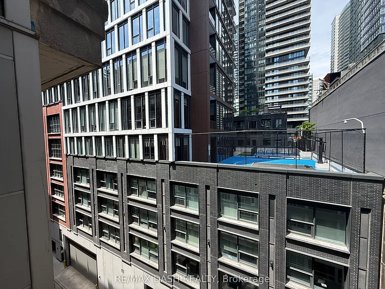 270 Wellington St W #802 — Photo 29