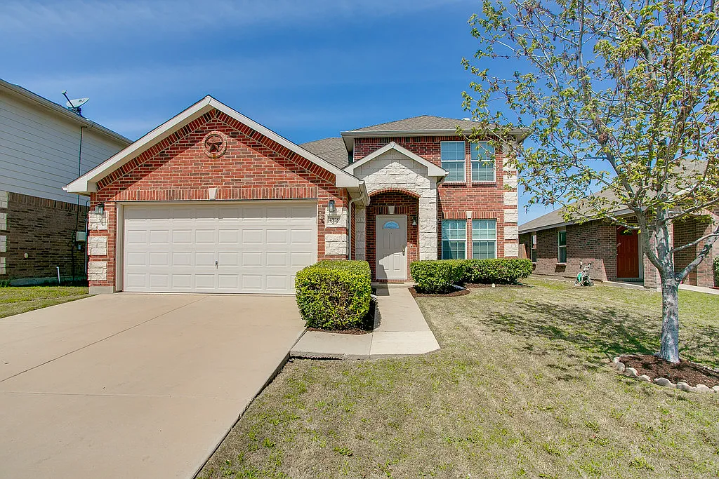 4 bed, 2.5 bath, 2568 sqft, $2,250 — Photo 1
