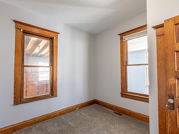 4th image of 301 E Bridge St