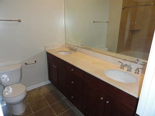 1522-1528 W Greenleaf Ave #2 — Photo 4