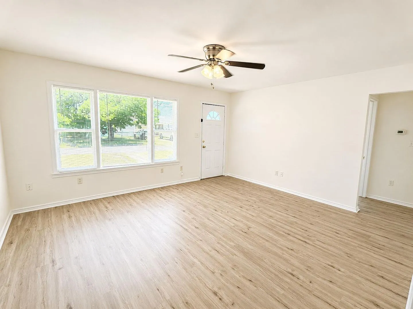 Adorable Remodeled three bedroom, one bath home with spacious fenced in back yard!! — Photo 3