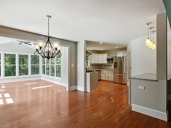 5th image of 340 Barkshire Ln