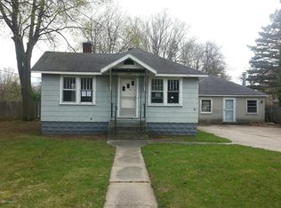 1069 E Hile Rd, Norton Shores, MI 49441