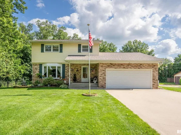 6 Crestview Dr, Coal Valley, IL 61240