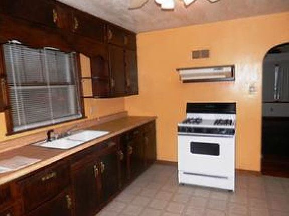 4th image of 990 W Park Dr