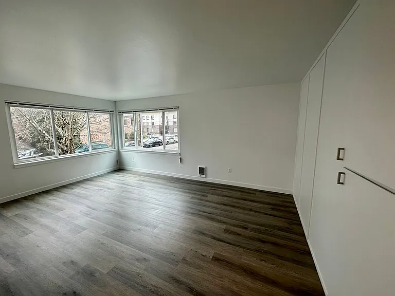 501 Malden Ave E — Photo 9