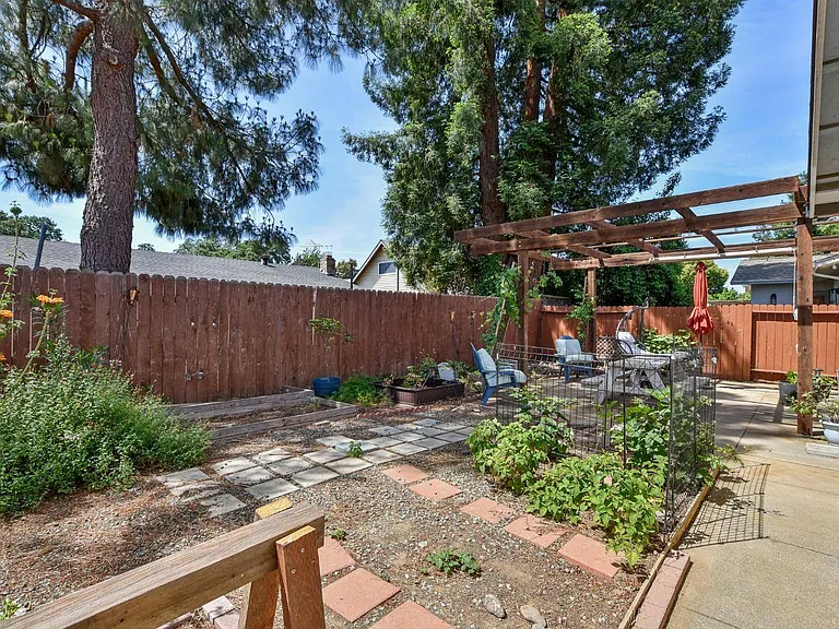 548 Bass Dr — Photo 16