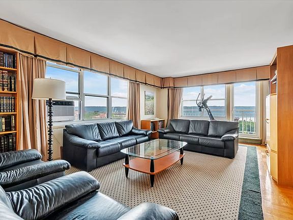 3rd image of 3935 Blackstone Ave APT 11H