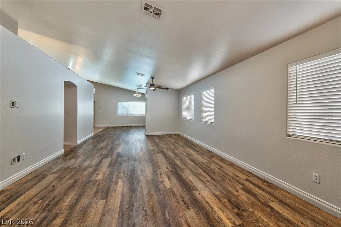 3 bed, 2.0 bath, 1876 sqft, $2,500 — Photo 3