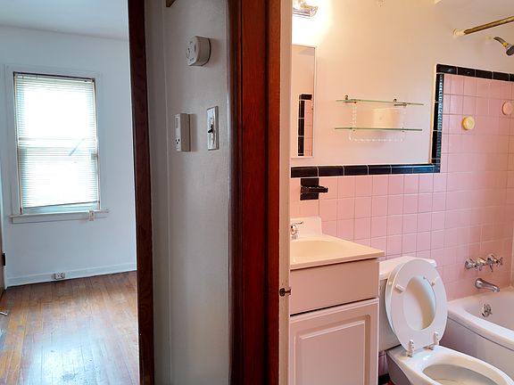5th image of 19151 Rowe St #1
