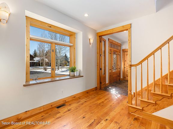 5th image of 815 Whitehouse Dr