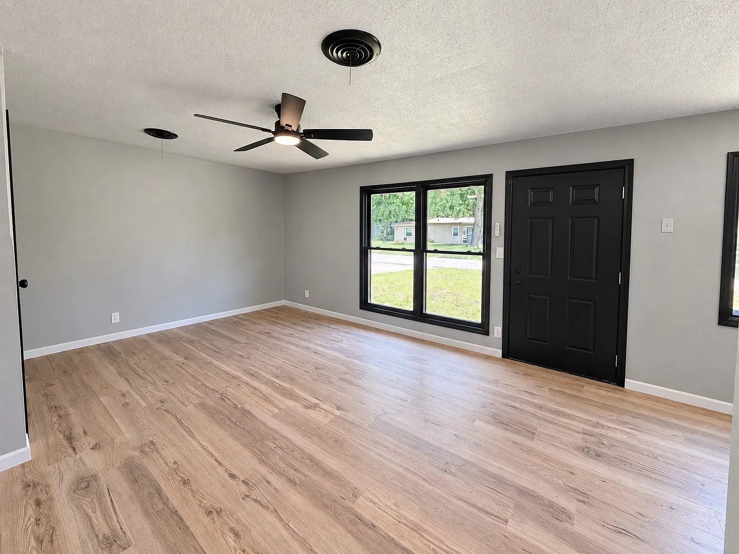 4 bed, 1350 sqft, $1,900 — Photo 2