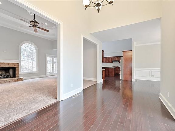 4th image of 3526 Claridge Dr NE