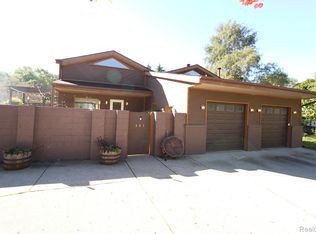 463 Joslyn Rd, Lake Orion, MI 48362