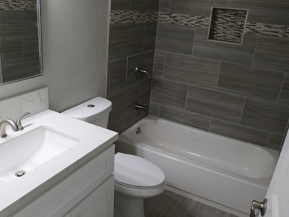 2nd image of 10968 Deering St