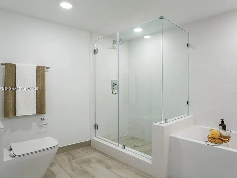 9261 E Bay Harbor Dr #503 — Photo 3